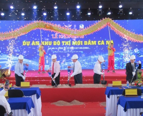 Các đại biểu thực hiện nghi thức khởi công dự án