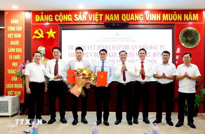 Ban quản lý Khu kinh tế và khu công nghiệp tỉnh Khánh Hòa trao quyết định chấp thuận nhà đầu tư hai dự án đô thị quy mô lớn tại Khu kinh tế Vân Phong. Ảnh: TTXVN.